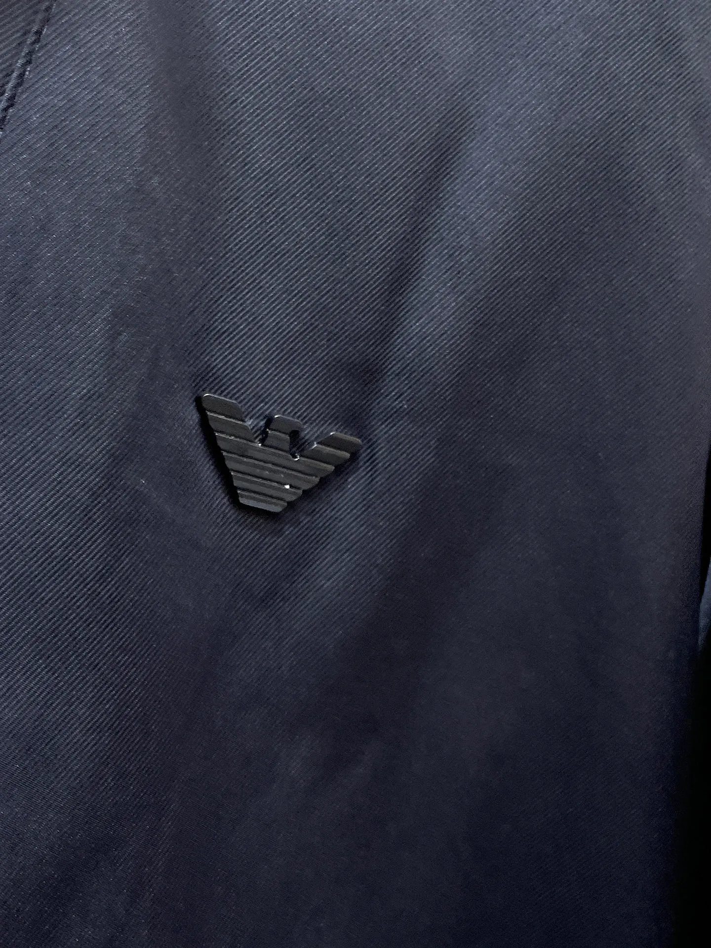 Armani official website Same Style, complete with three labels, on sale in advance. 2026 Autumn and Winter New Arrival men's jacket, Original with complete three labels, Premium version. Custom-made fabrics at the counter. Breathable, high comfort, impeccable details, brand element design concept, reflecting high quality. It feels delicate and soft, presents a casual cut, and has a great upper body shape. Sizes: M～3XL